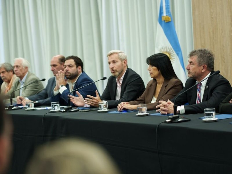 Frigerio se reunió con todos los intendentes de la provincia