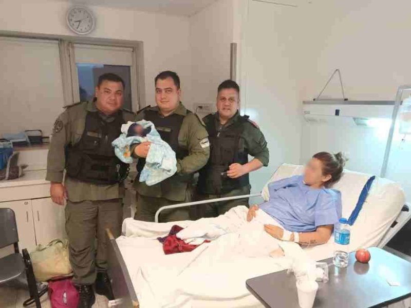 Rosario: gendarmes asistieron a una embarazada en la calle