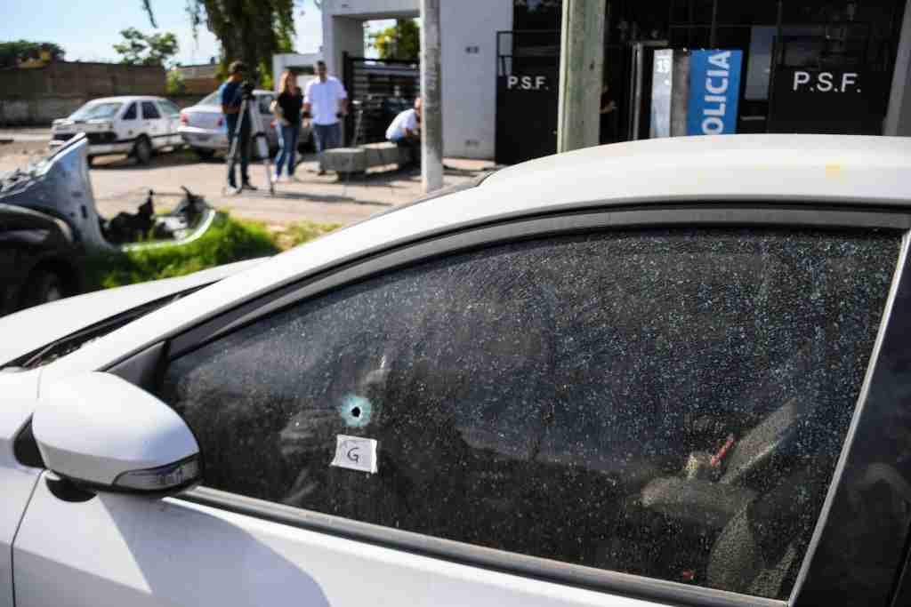 Rosario: balearon el frente de una comisaría y dejaron un mensaje intimidatorio