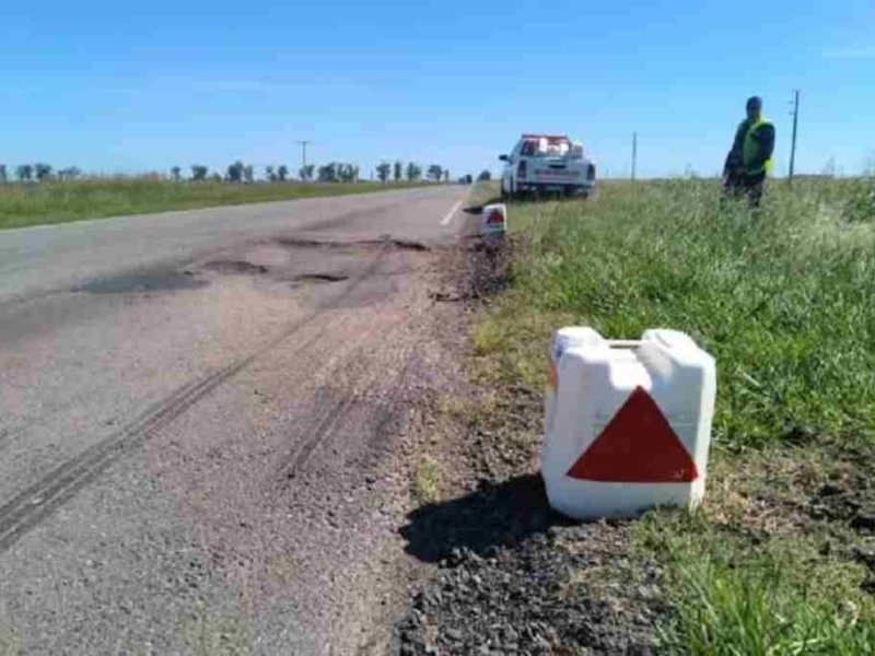 Ruta 11: colocan bidones reflectivos para alertar a los conductores por los pozos