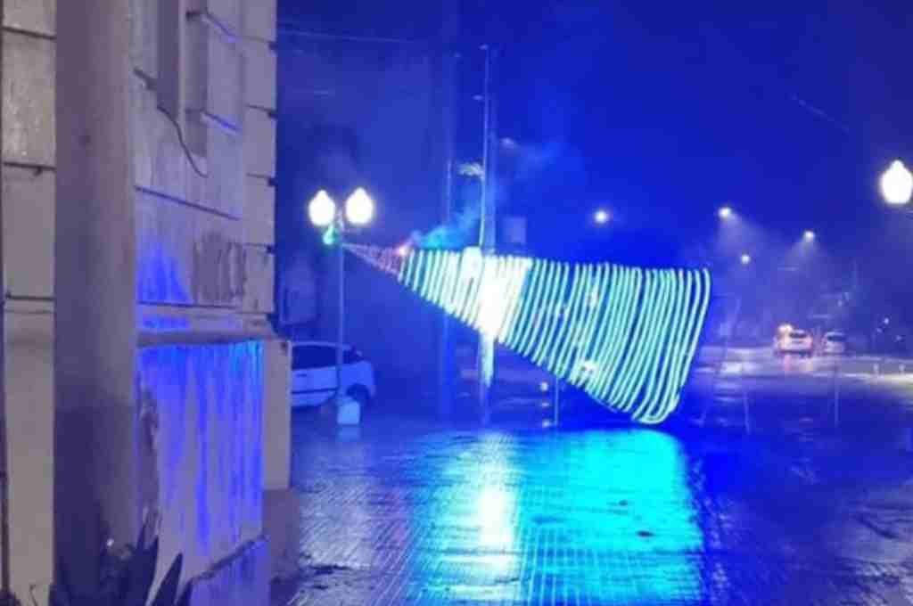 San Cristóbal: se cayó el árbol de Navidad en el temporal