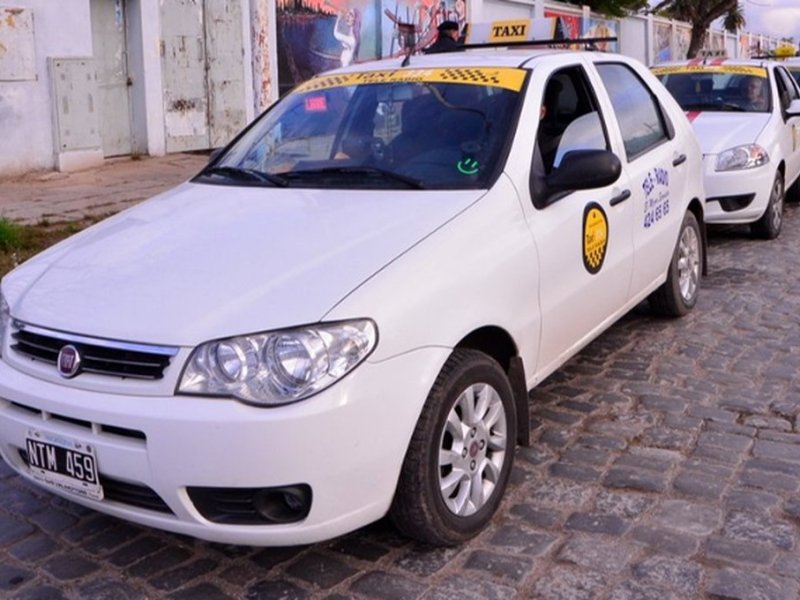 Aprobaron un nuevo aumento de los taxis en Paraná: cuánto costará el servicio