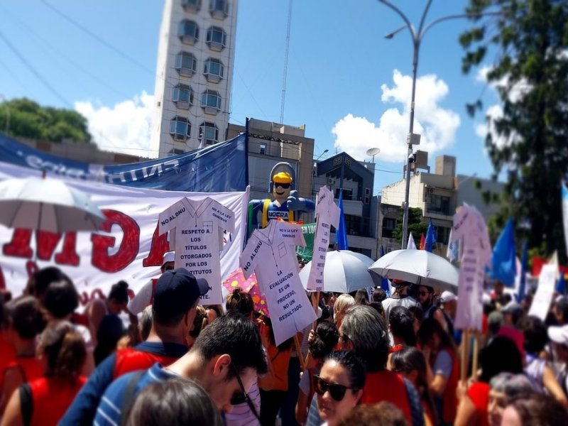 Contundente marcha en Paraná por el paro general