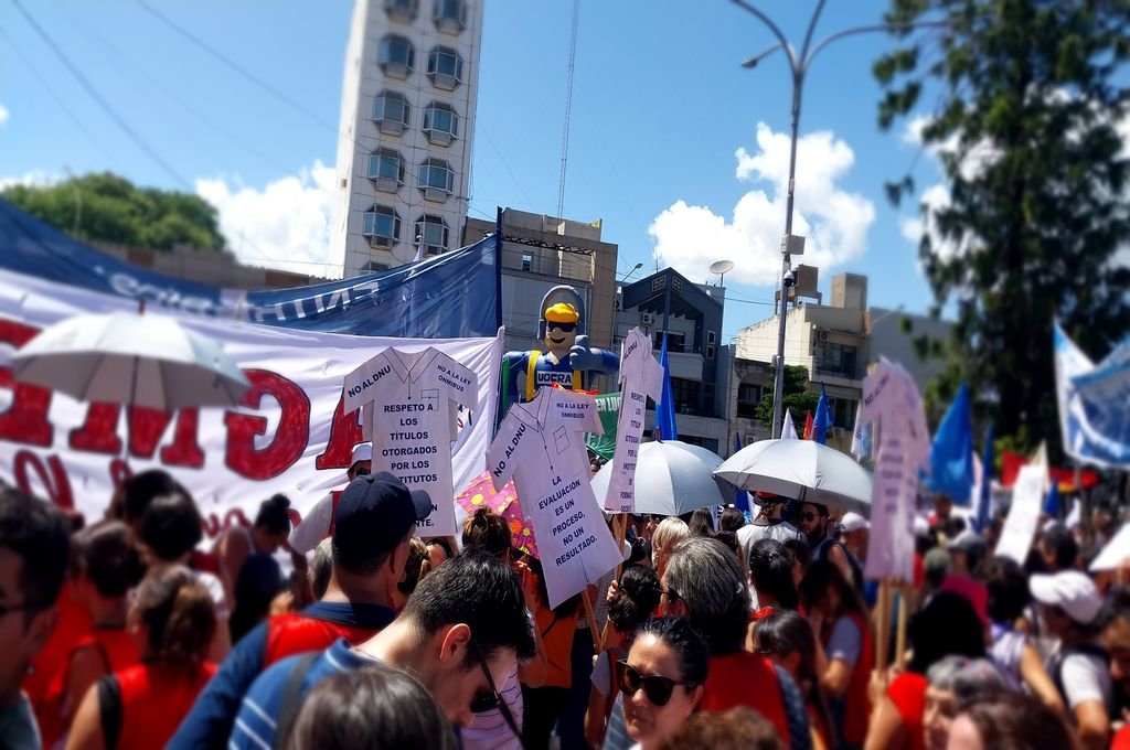 Contundente marcha en Paraná por el paro general