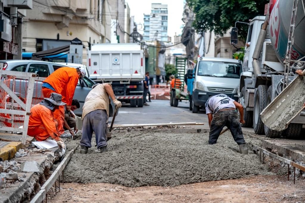 Continúan los trabajos de reconstrucción en calle Santa Fe