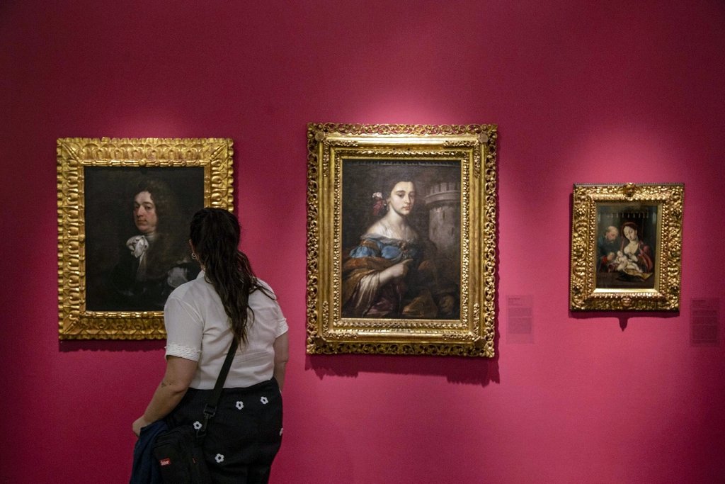 Pinturas que sugieren, telas que envuelven en Rosario