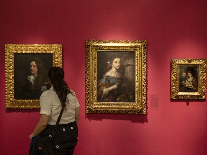 Pinturas que sugieren, telas que envuelven
