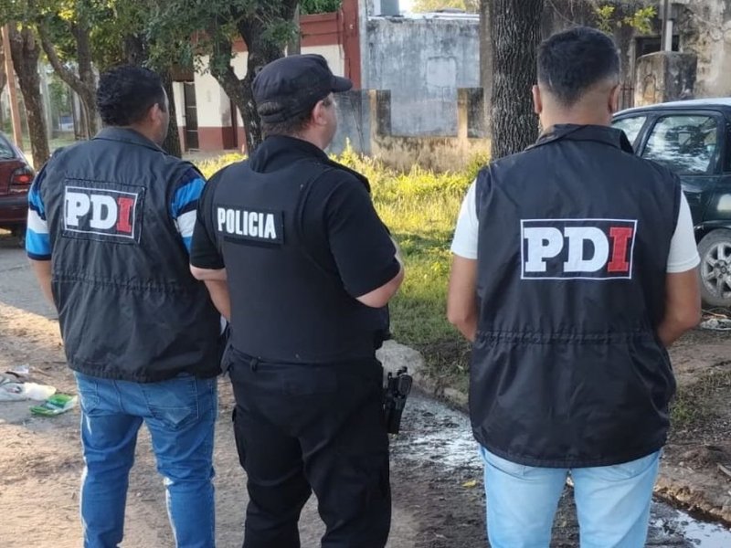 La alojó en su casa y para que no se fuera la apuntaba con un arma de fuego