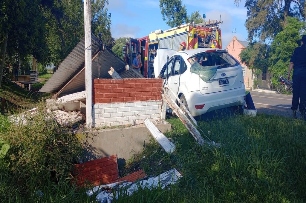 Un auto derrumbó una garita de colectivos en la Ruta 11 a la altura de Coronda