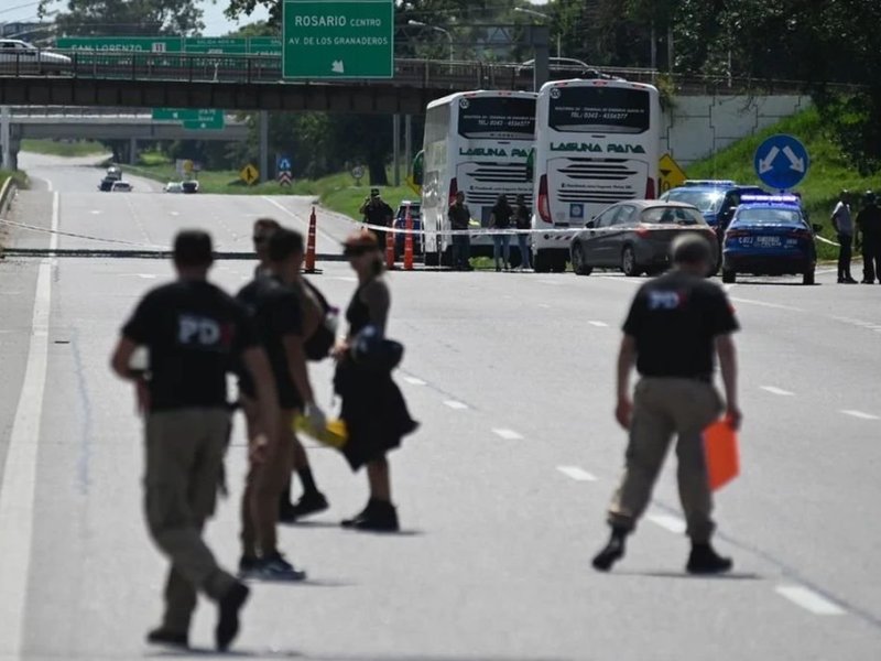 Recibieron con balazos a dos micros que trasladaban policías y penitenciarios