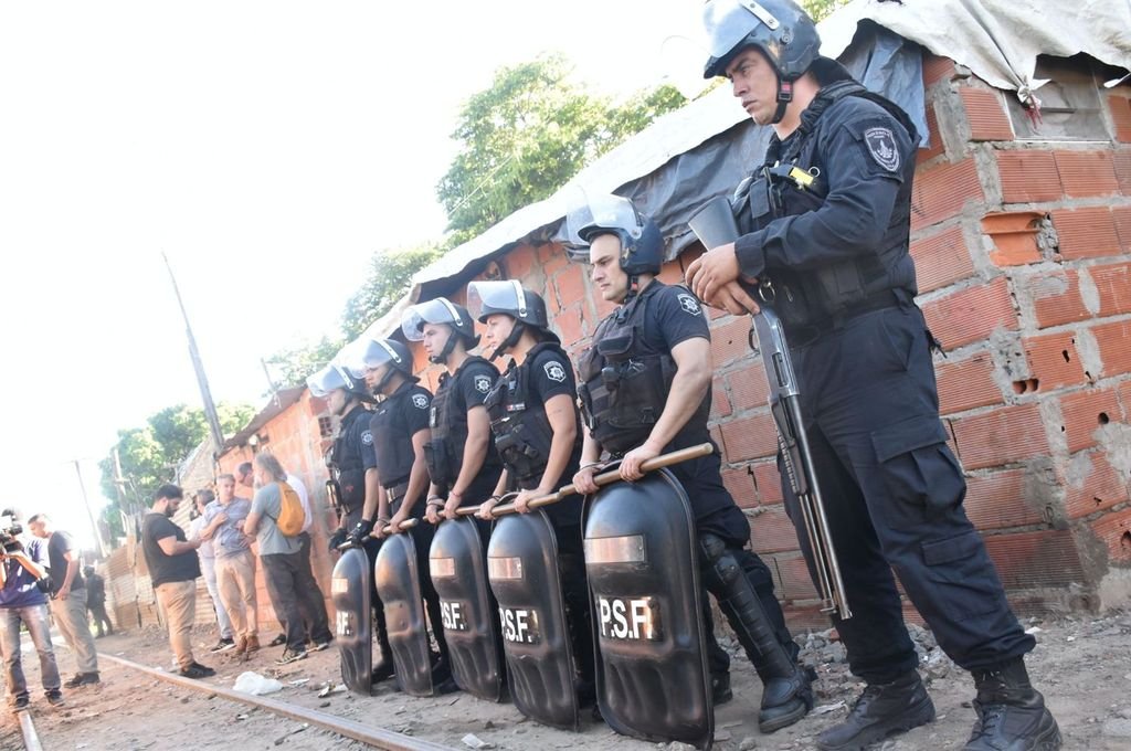 La conmoción y la incertidumbre reinan un comienzo de semana silencioso en Rosario