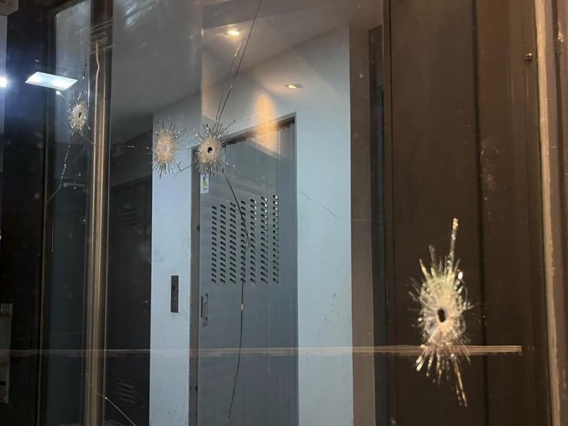 Nueve disparos contra el frente de un edificio