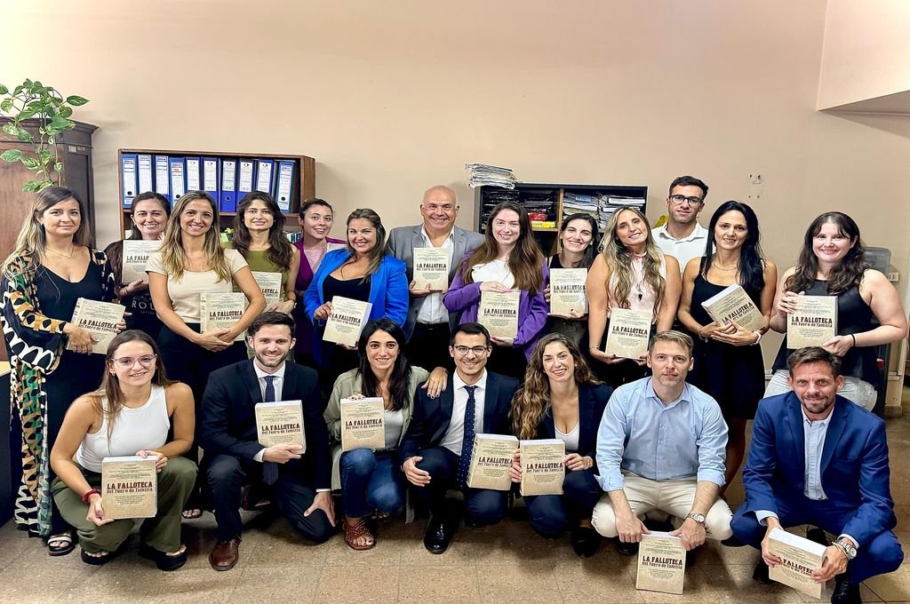 Presentan un libro con 160 historias del derecho de familia de Rosario y la región
