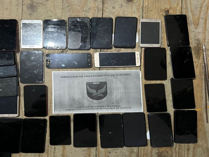 Incautan 26 teléfonos celulares en una requisa en Coronda