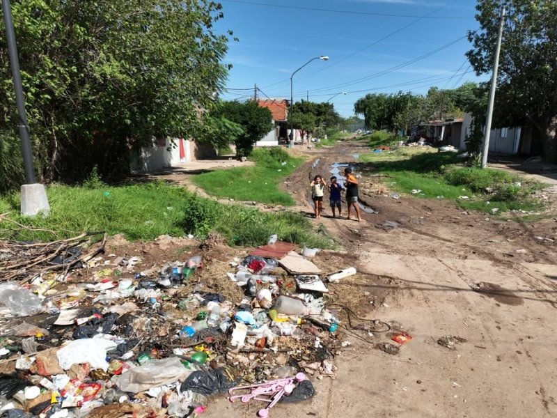 Basura, barro en las calles y una obra de pavimento mal hecha