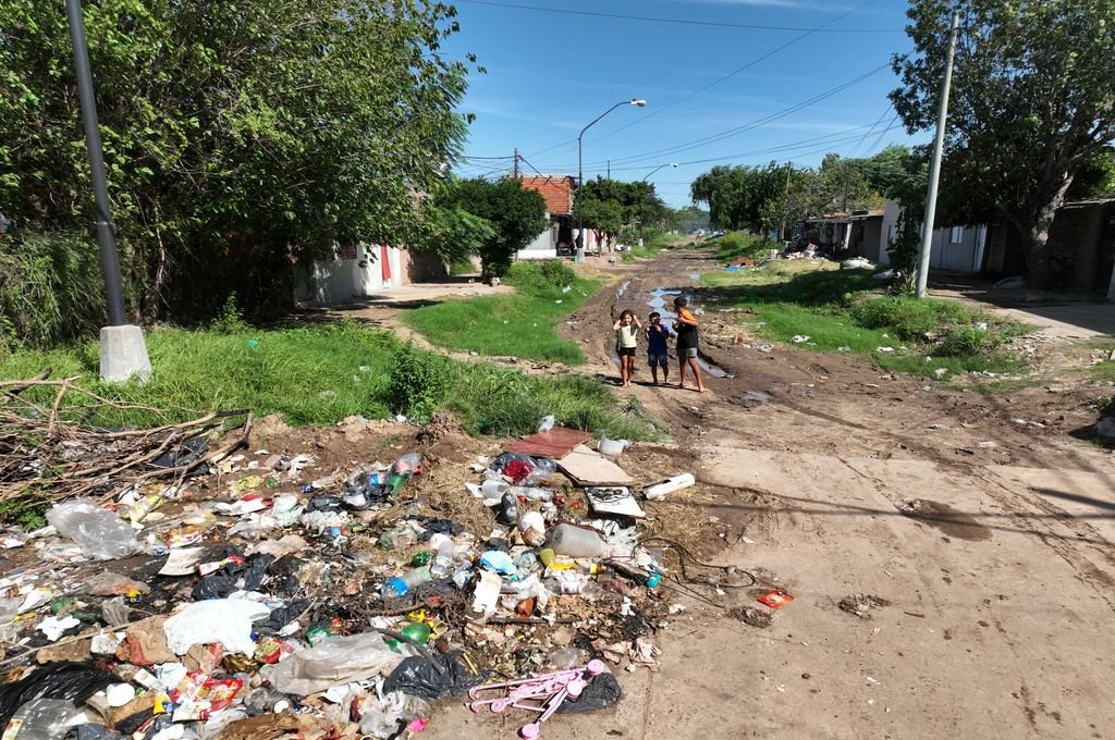 Basura, barro en las calles y una obra de pavimento mal hecha