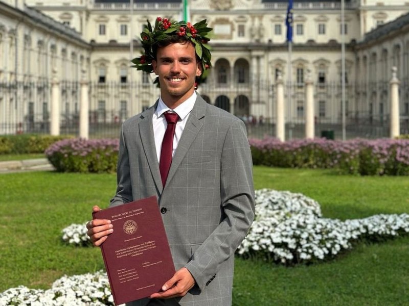 Graduado con honores en Italia y hoy aplica sus conocimientos en España