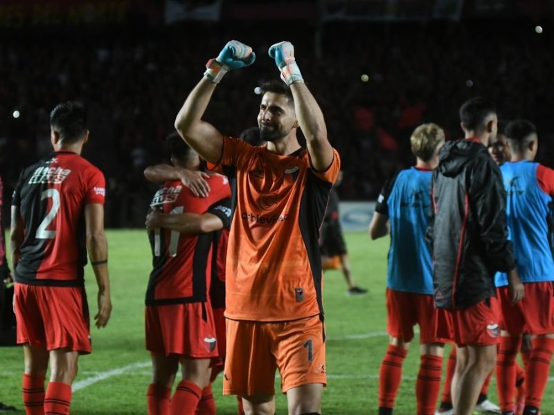 Delfino tuvo banco y banca: Colón ganó bien y está solo arriba