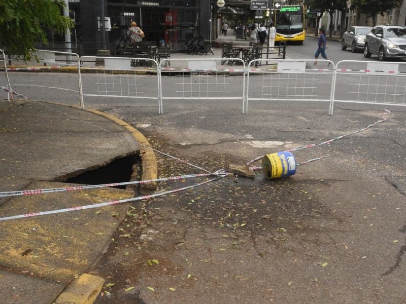 Por qué hay tantos hundimientos en el bulevar santafesino