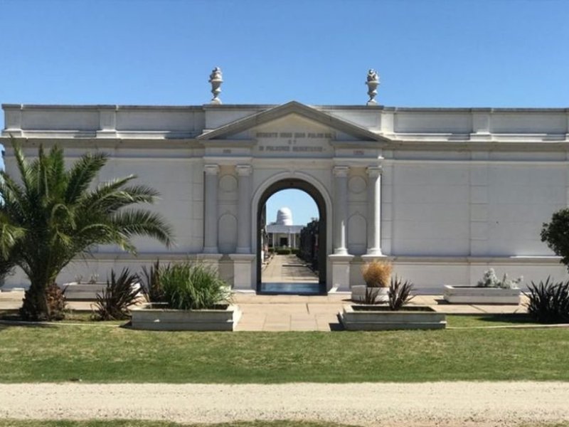 Robos en el cementerio de Sastre: profanaron 25 tumbas