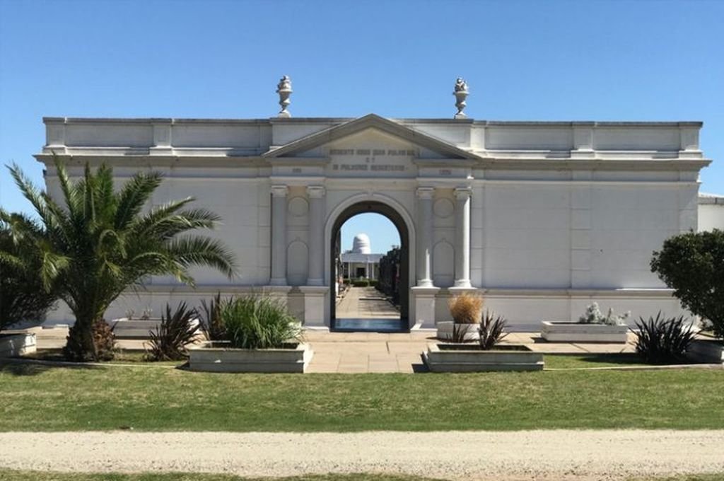 Robos en el cementerio de Sastre: profanaron 25 tumbas