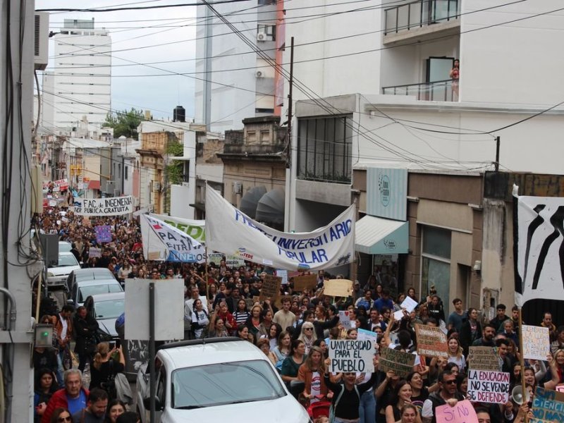 Masiva marcha en Paraná en defensa de las universidades