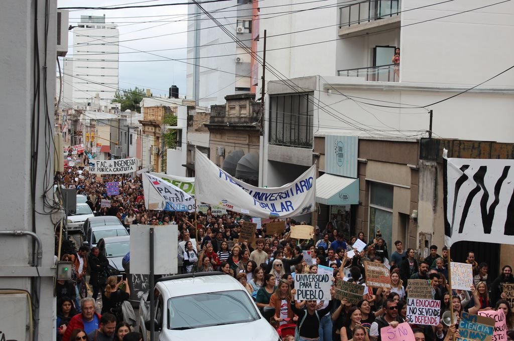 Masiva marcha en Paraná en defensa de las universidades