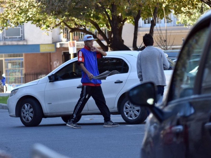 Cuidacoches prohibidos en Santa Fe: qué pasa si no acatan la medida