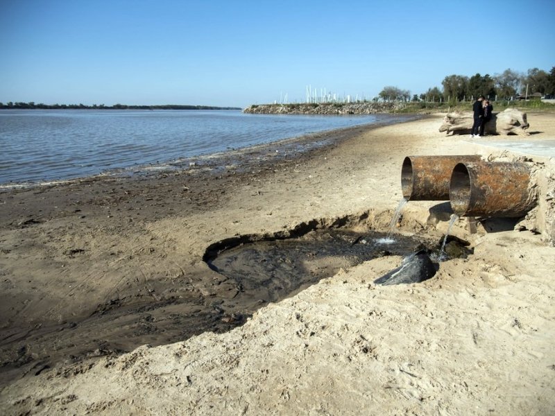 Estos son los funcionarios de ASSA procesados por arrojar desechos al río Paraná