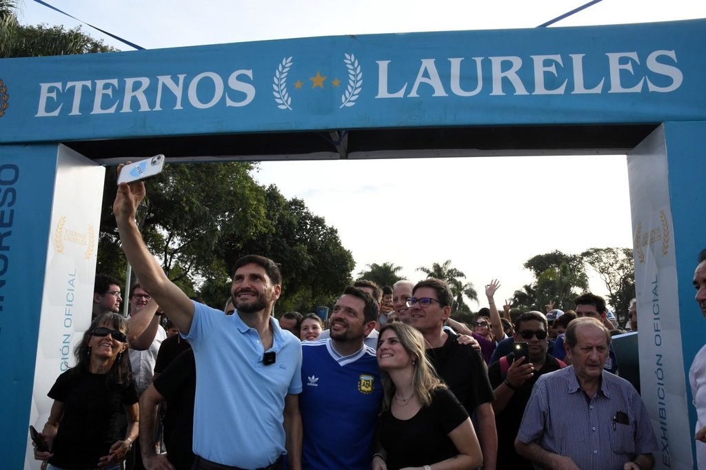 Pullaro con las copas: «Es el símbolo de la unidad de nuestro pueblo»