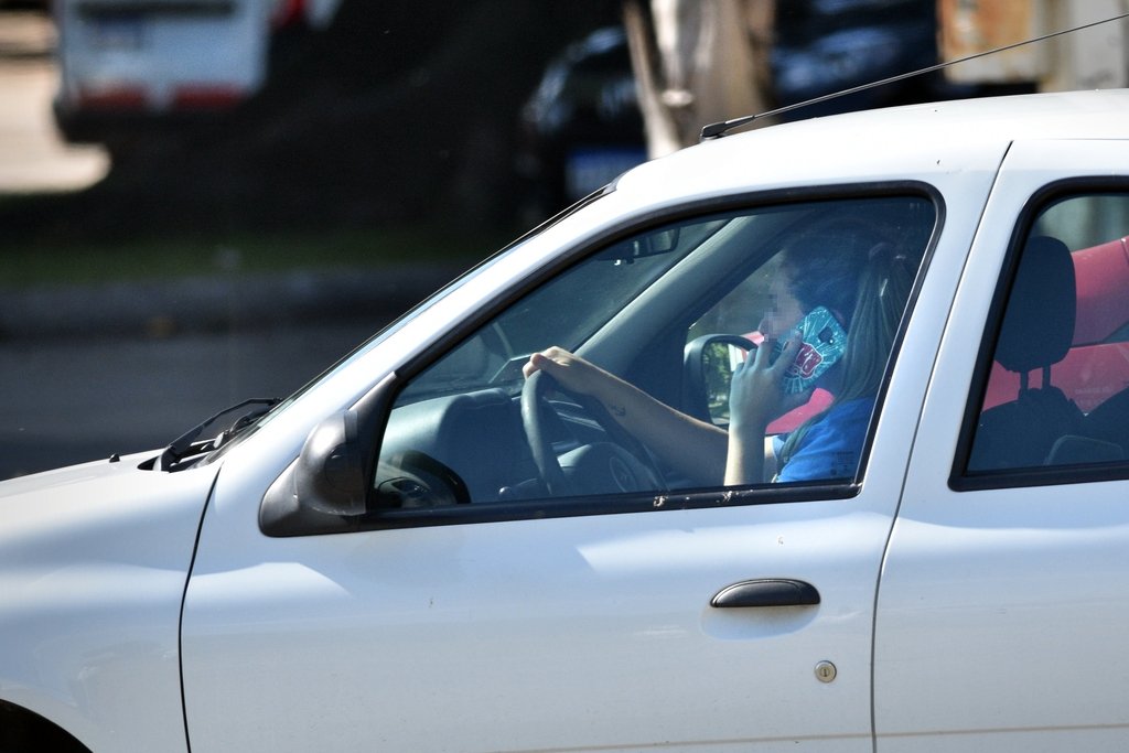El alto riesgo de colisión que conlleva el celular al volante