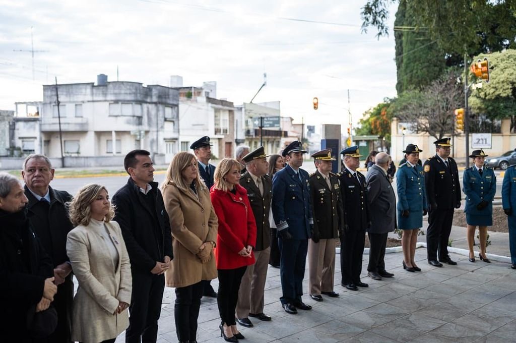 La intendenta Romero encabezó el acto por el Día de la Bandera