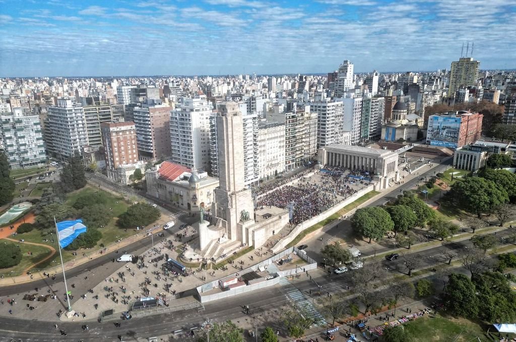 «La Bandera une a los argentinos bajo un mismo objetivo», afirmó Pullaro en Rosario