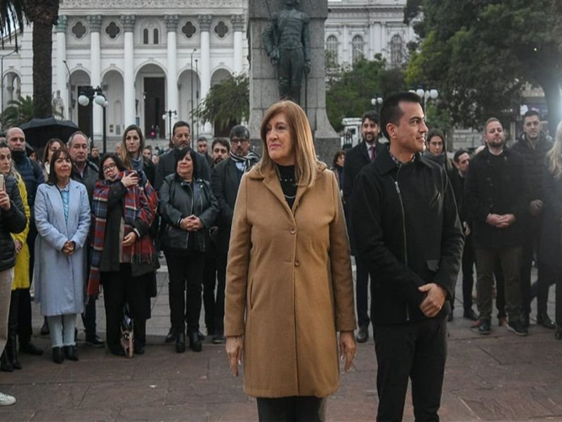 Izaron la Bandera Argentina en la plaza 1º de Mayo