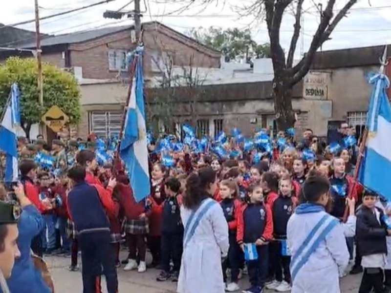 Los alumnos de Gálvez honraron a la bandera argentina