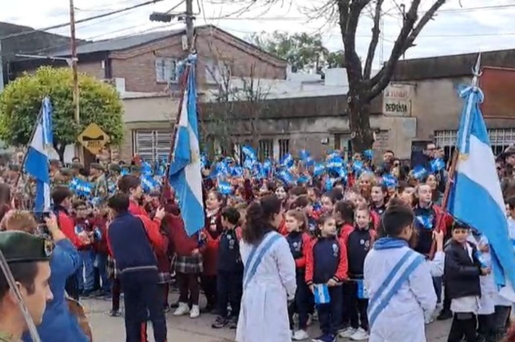 Los alumnos de Gálvez honraron a la bandera argentina