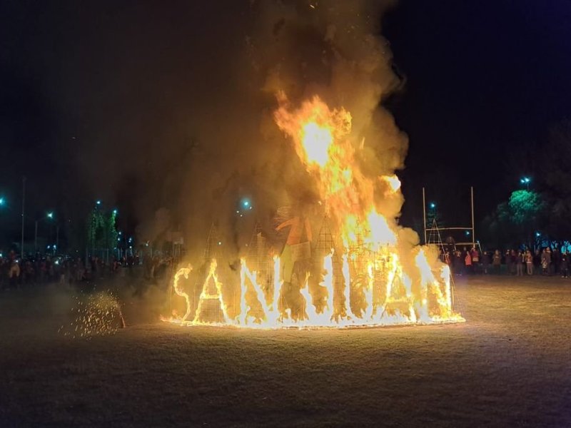 El Trébol celebró San Juan con una gran hoguera