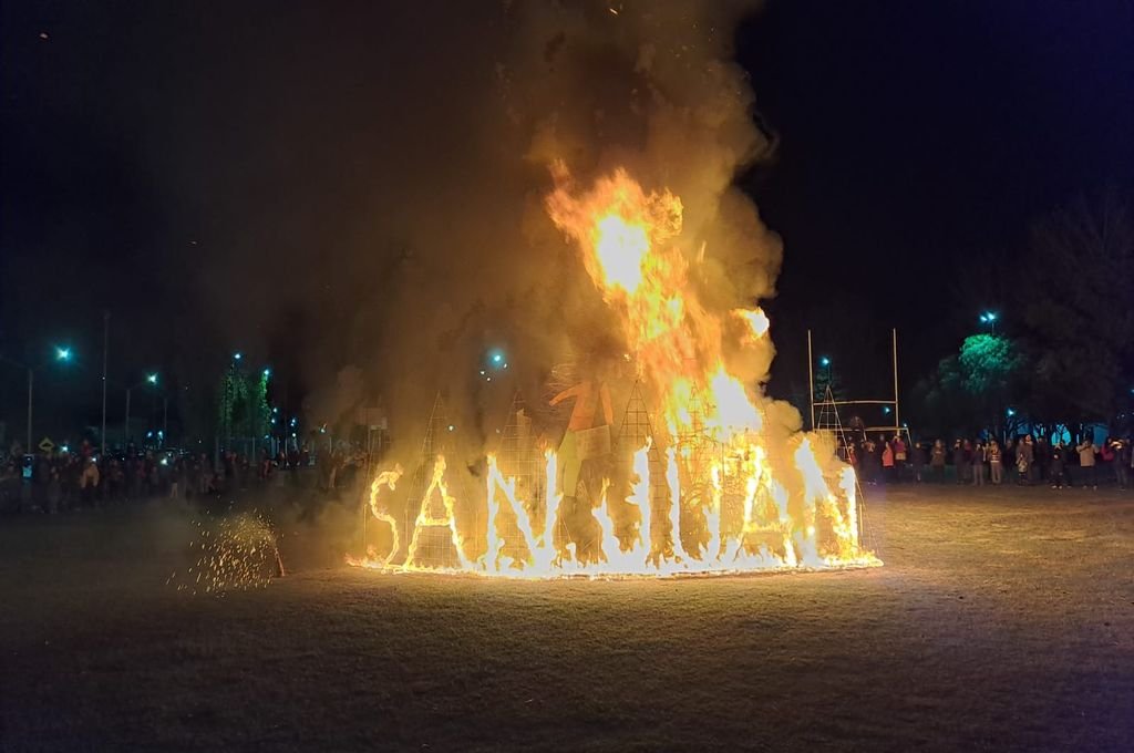 El Trébol celebró San Juan con una gran hoguera