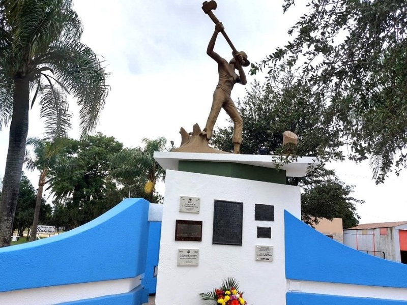 Monumento al Hachero, símbolo de Vera que cumpió 50 años