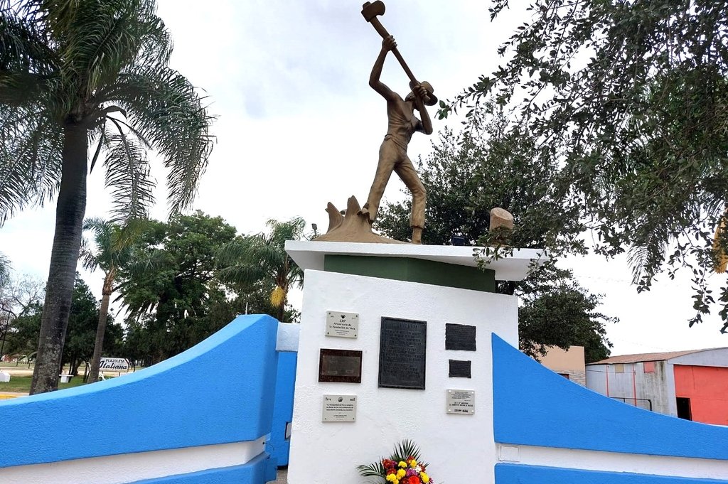 Monumento al Hachero, símbolo de Vera que cumpió 50 años
