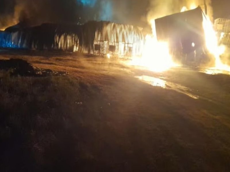 Incendio destruyó una fábrica de colchones en el Parque Industrial