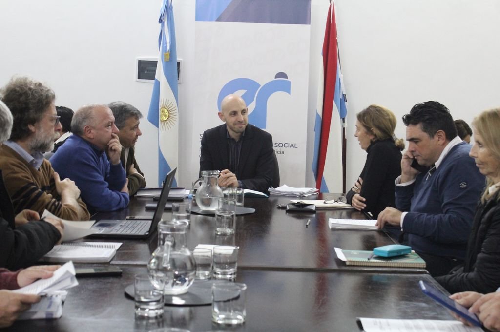 Nueva reunión entre los gremios docentes y el Estado provincial