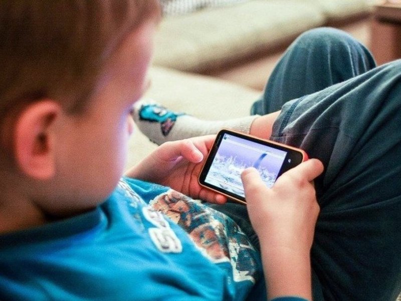 Niños, adolescentes y pantallas: cómo evitar ese efecto adictivo