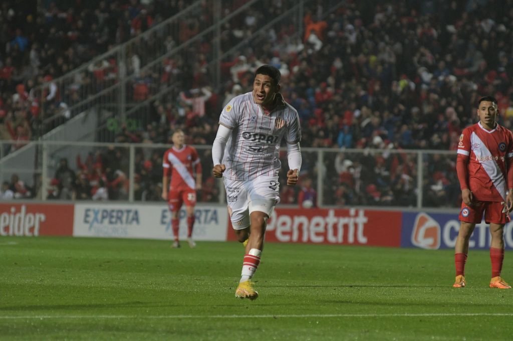 Unión goleó 3 a 0 a Argentinos: en el césped…, hace rato que está desinhibido