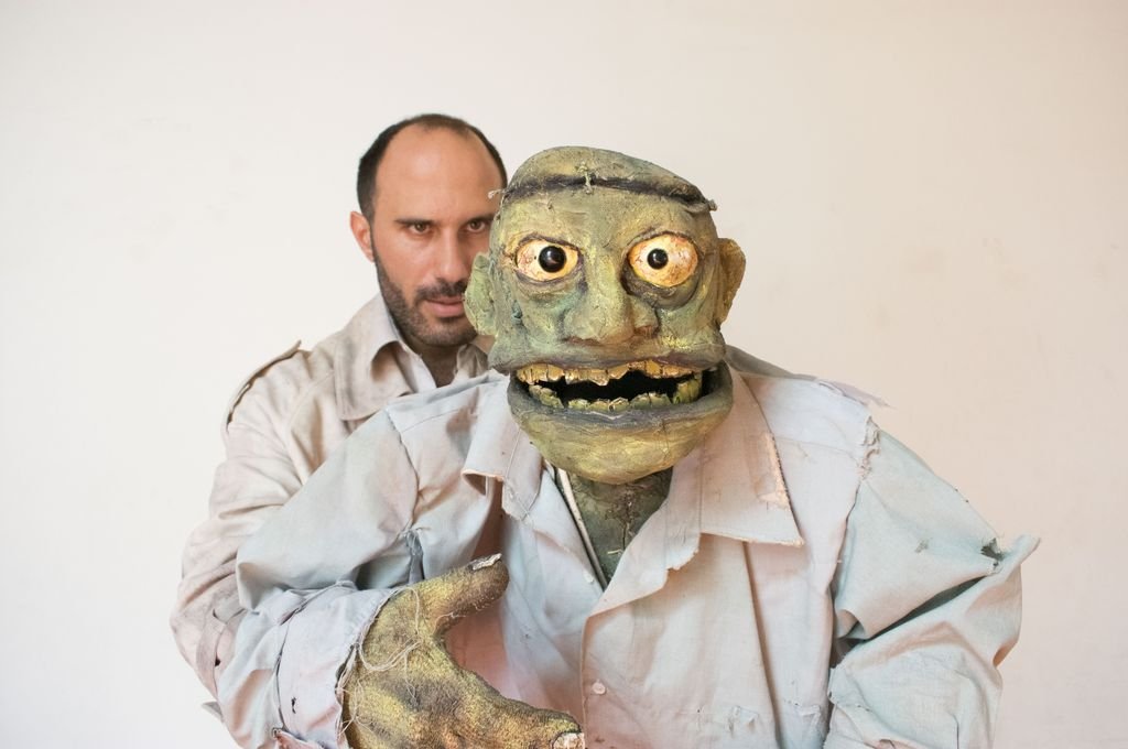 Un Frankenstein litoraleño y pagano se viste de títere y dialoga con su creador