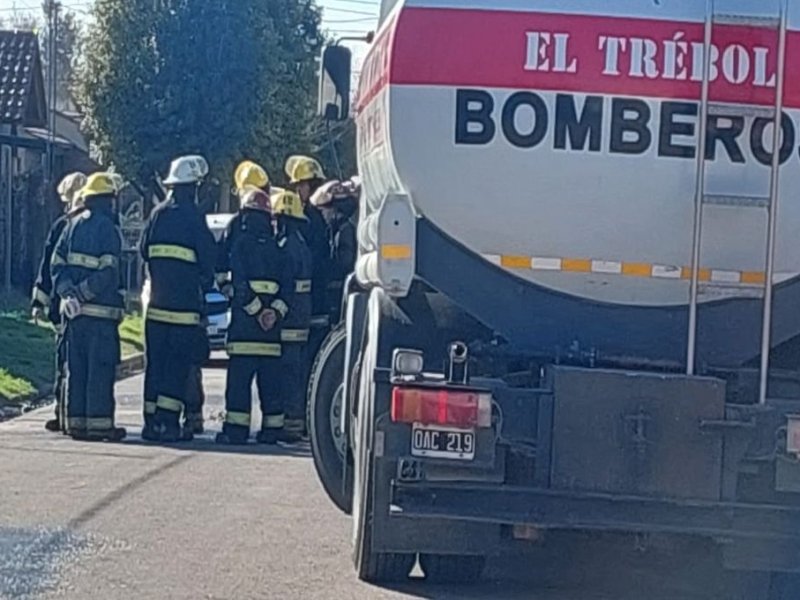 Feroz incendio en vivienda se cobra una víctima y 5 heridos