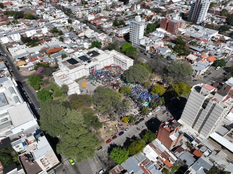 Con graves incidentes afuera, se aprobó la Ley de Reforma Previsional en Santa Fe