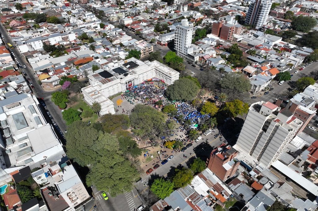 Con graves incidentes afuera, se aprobó la Ley de Reforma Previsional en Santa Fe