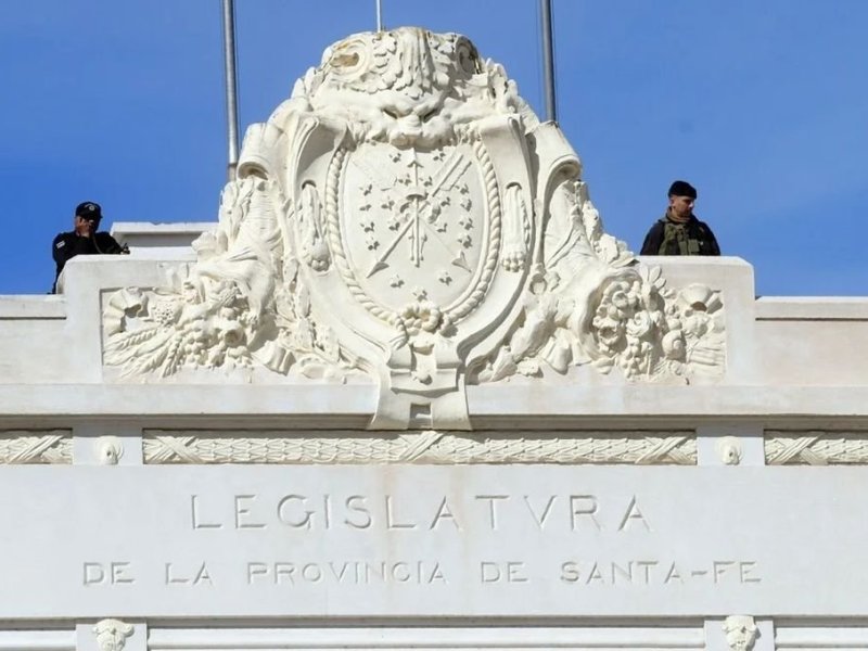 Reconocimiento al personal y a la policía por la defensa del palacio