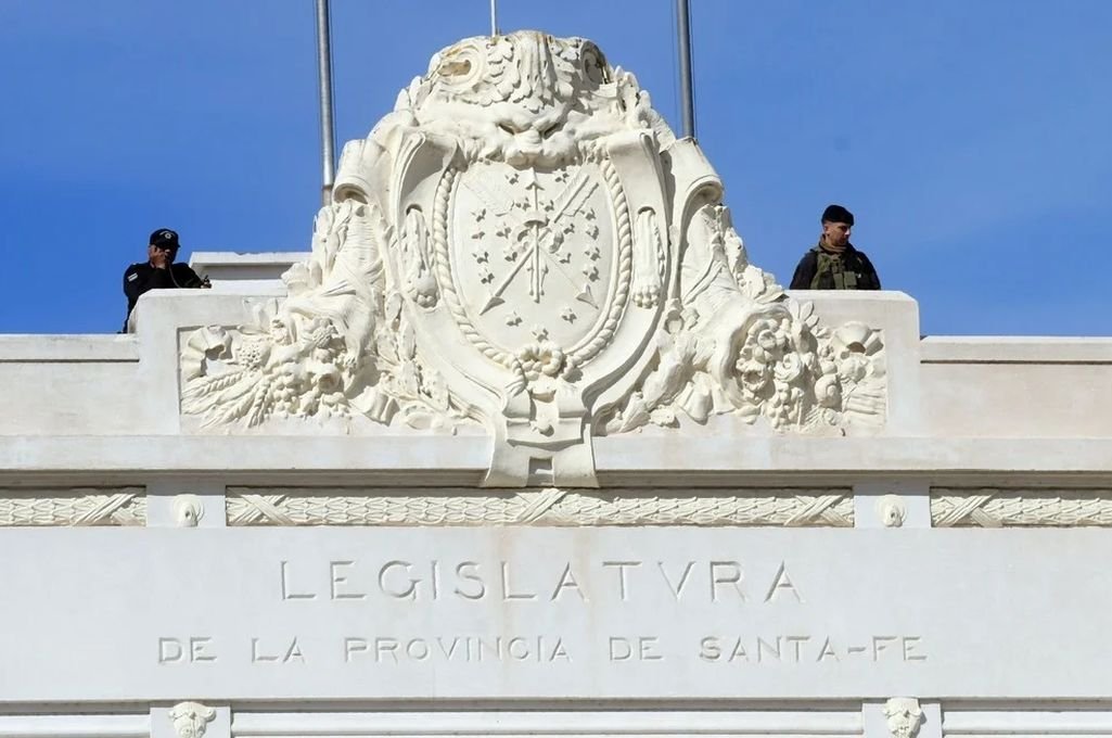 Reconocimiento al personal y a la policía por la defensa del palacio